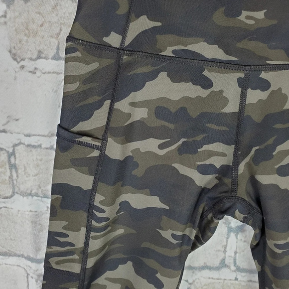 Oakla Yoga Shorts  XS Camo Olive Gray Brown - Picture 5 of 10